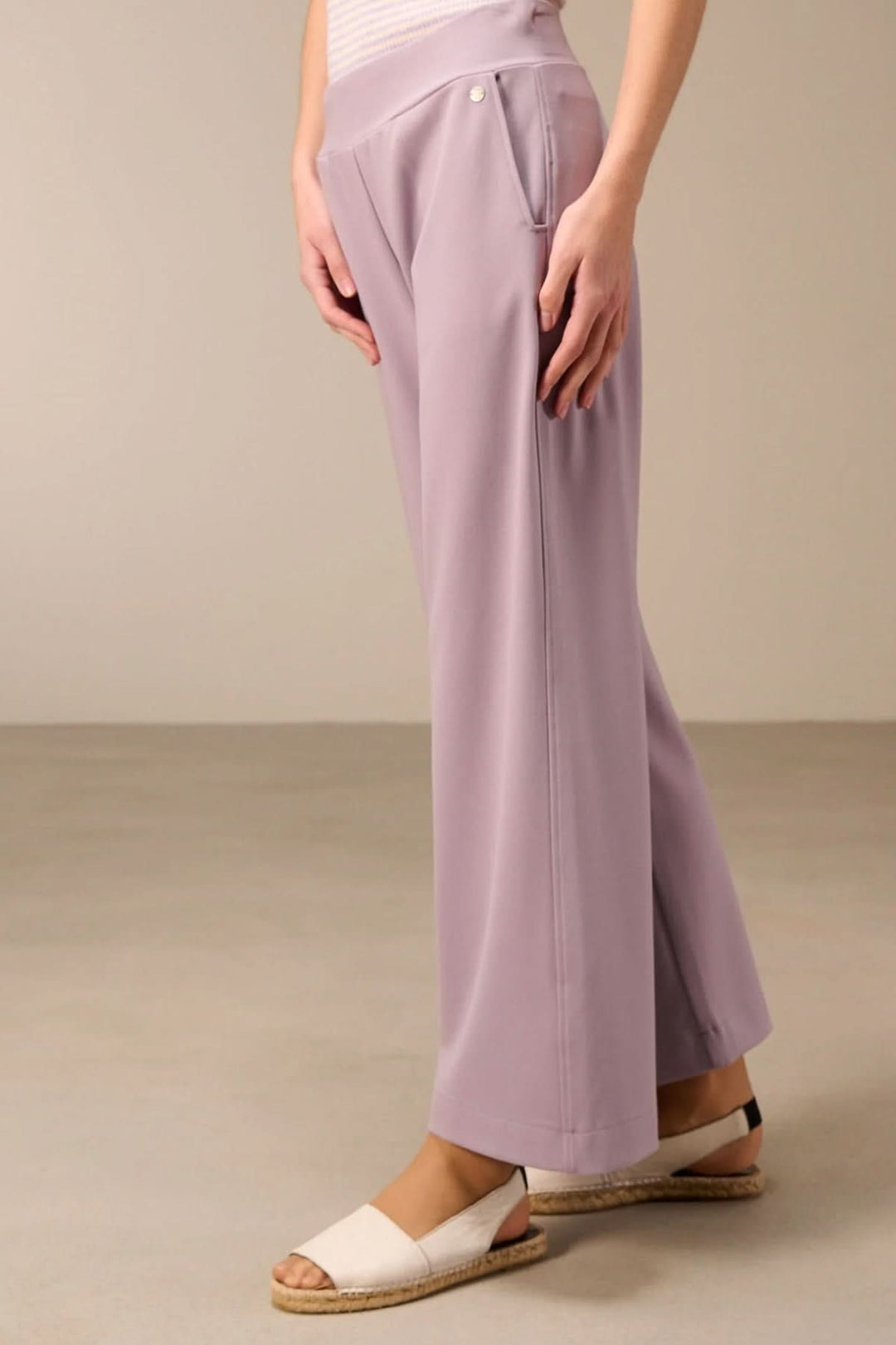 Pantalon jogging en jersey lavande au design moderne et taille haute, mettant en valeur la silhouette avec une large jambe fluide.