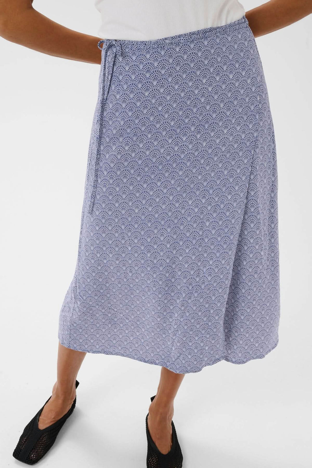 Jupe Arielle midi fluide avec imprimé délicat et taille ajustable, à porter pour un look estival ou soigné.