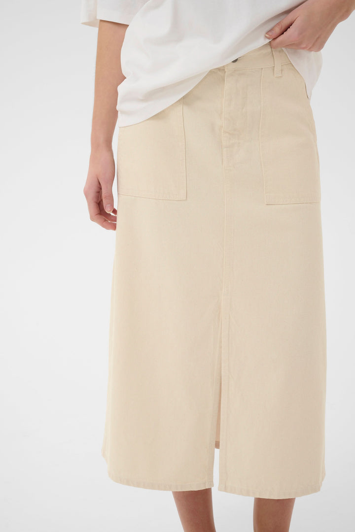 Jupe Dilys midi droite à poches plaquées avec fente avant et design minimaliste, idéale pour un look quotidien élégant.