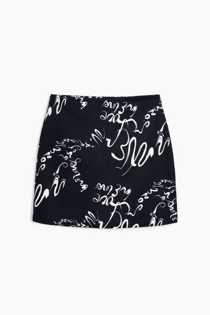 Jupe noire à imprimé calligraphique blanc, coupe courte et ajustée, parfaite pour un look chic et moderne.