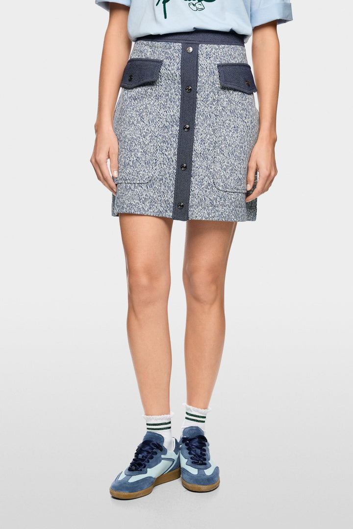 Jupe courte en viscose extensible avec fermeture boutonnée et poches à rabat, idéale pour un look moderne et utilitaire.