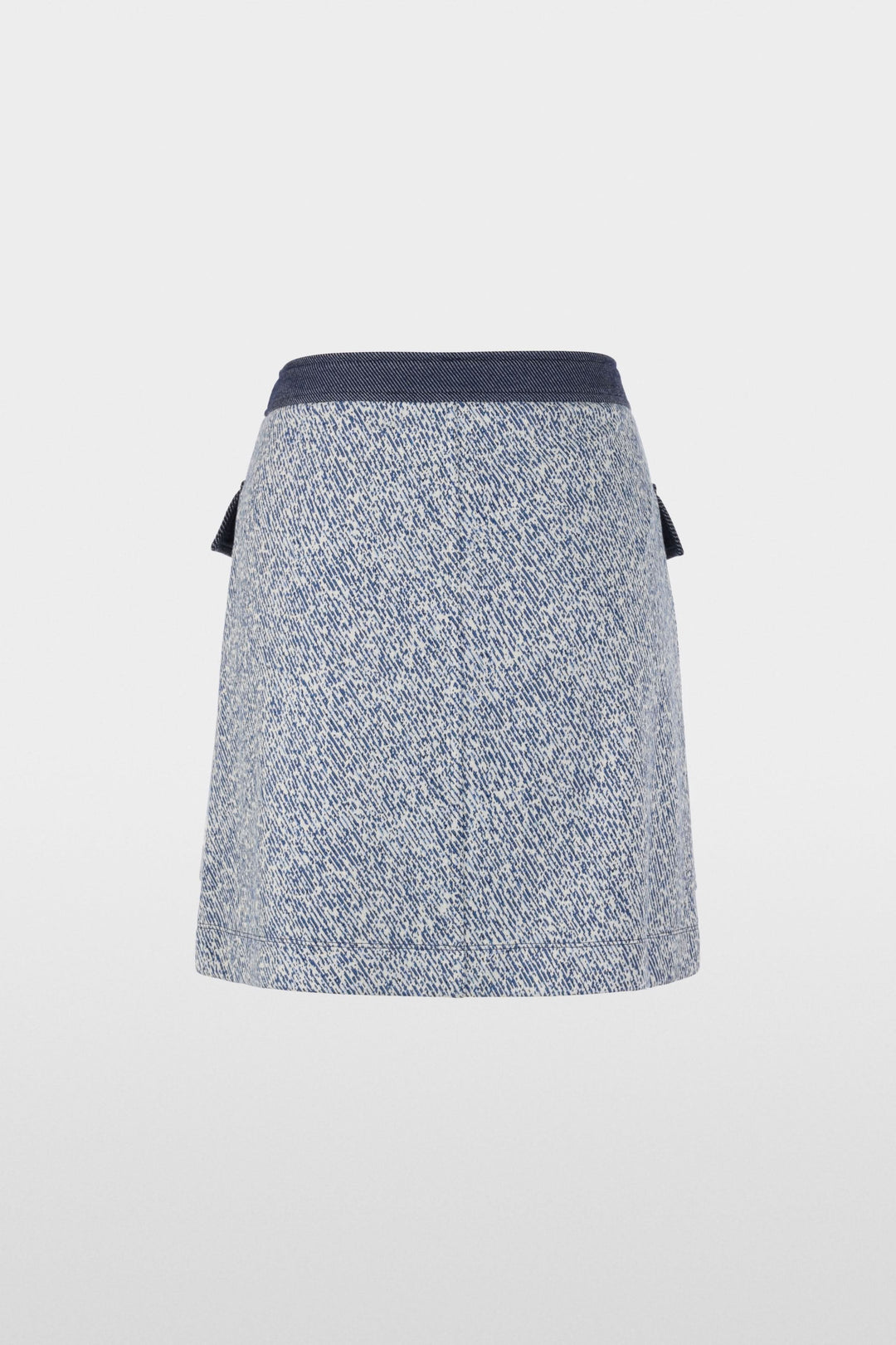 Jupe courte en viscose extensible avec allure structurée et poches à rabat, longueur au-dessus du genou, fermeture boutonnée à l'avant.