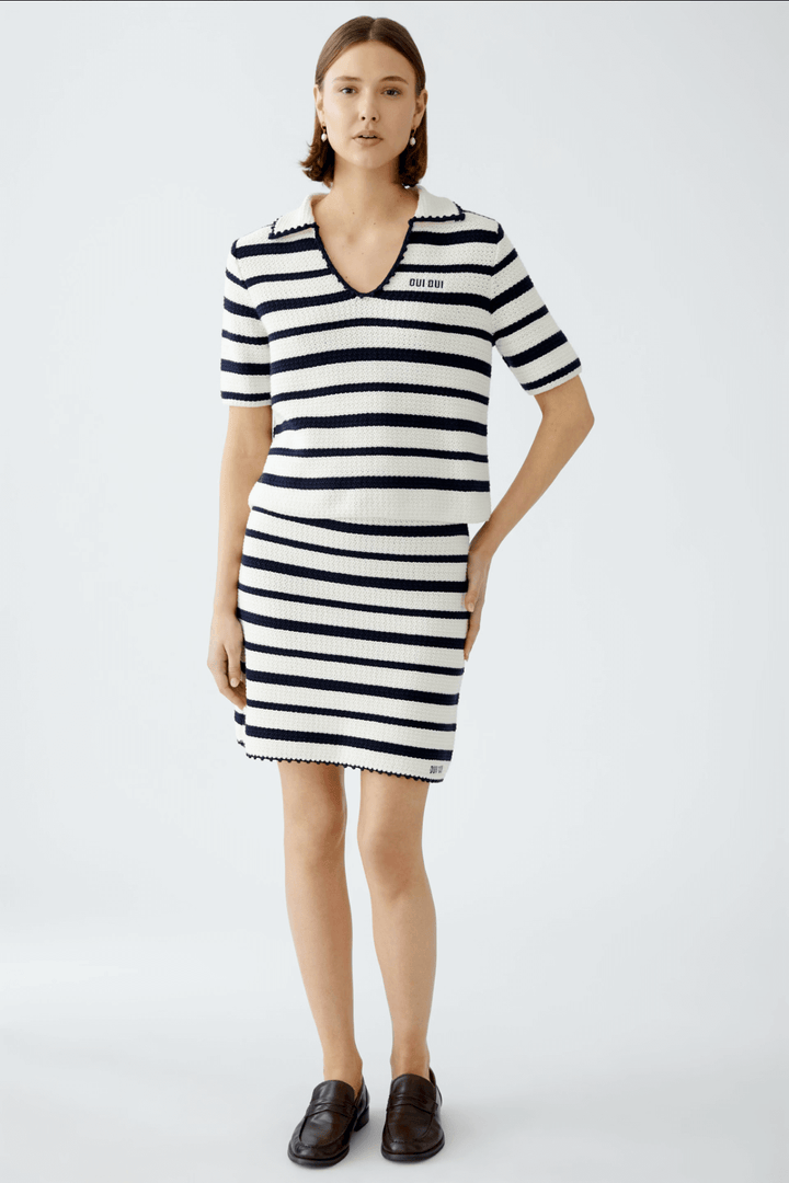 Jupe courte rayée en tricot avec taille élastique, style rétro et coupe légèrement évasée.