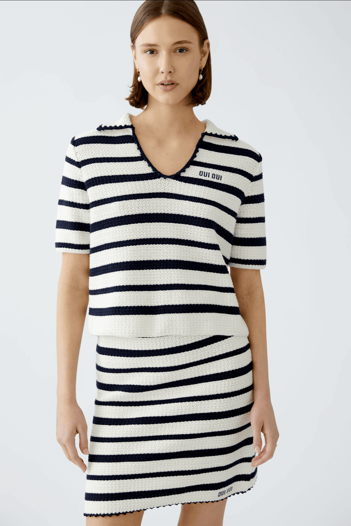 Jupe courte lignée en tricot rayé marin, taille élastiquée, coupe légèrement évasée, look estival et rétro.