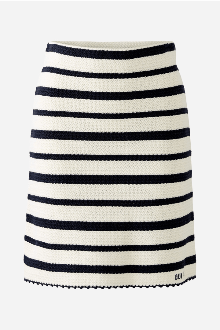 Mini-jupe en tricot rayée marin, coupe légèrement évasée, taille élastique pour un confort estival.