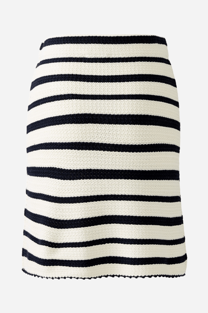 Jupe courte en tricot rayée marine et blanche, au style rétro avec ceinture élastique et coupe légèrement évasée.