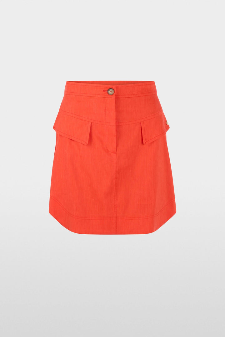 Jupe courte à poches utilitaires orange avec rabats, fermeture à glissière et bouton, silhouette moderne et structurée.