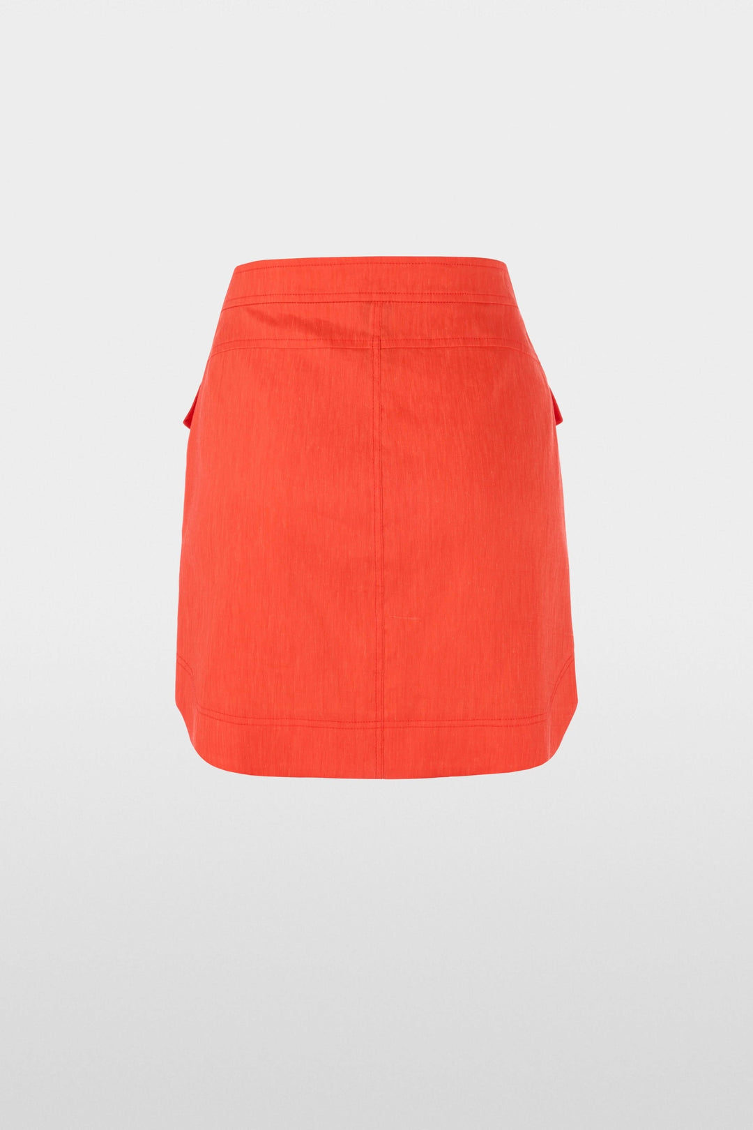 Jupe courte à poches utilitaires en rouge avec poches à rabat, coupe moderne et détails utilitaires, parfaite pour un look quotidien.