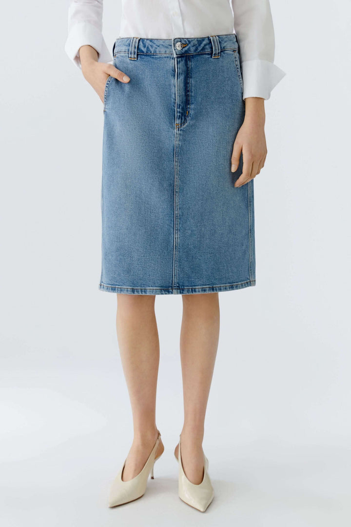 Jupe en denim classique, silhouette droite au genou, confort et élégance pour un style quotidien polyvalent.