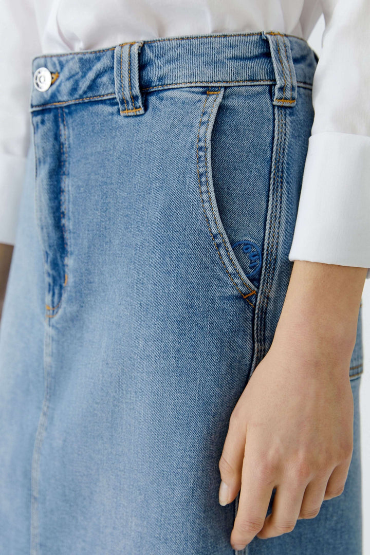 Gros plan d'une jupe en denim classique avec silhouette droite et élégante adaptée au quotidien.