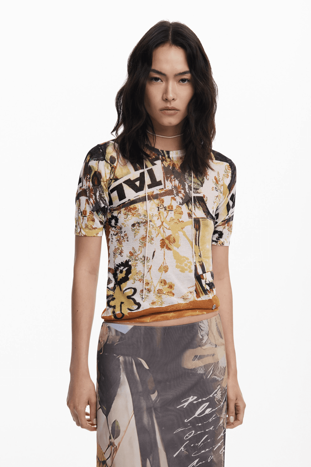 Modèle portant une jupe en tulle collage avec imprimé artistique et t-shirt assorti, jupe longue fluide et taille élastique.