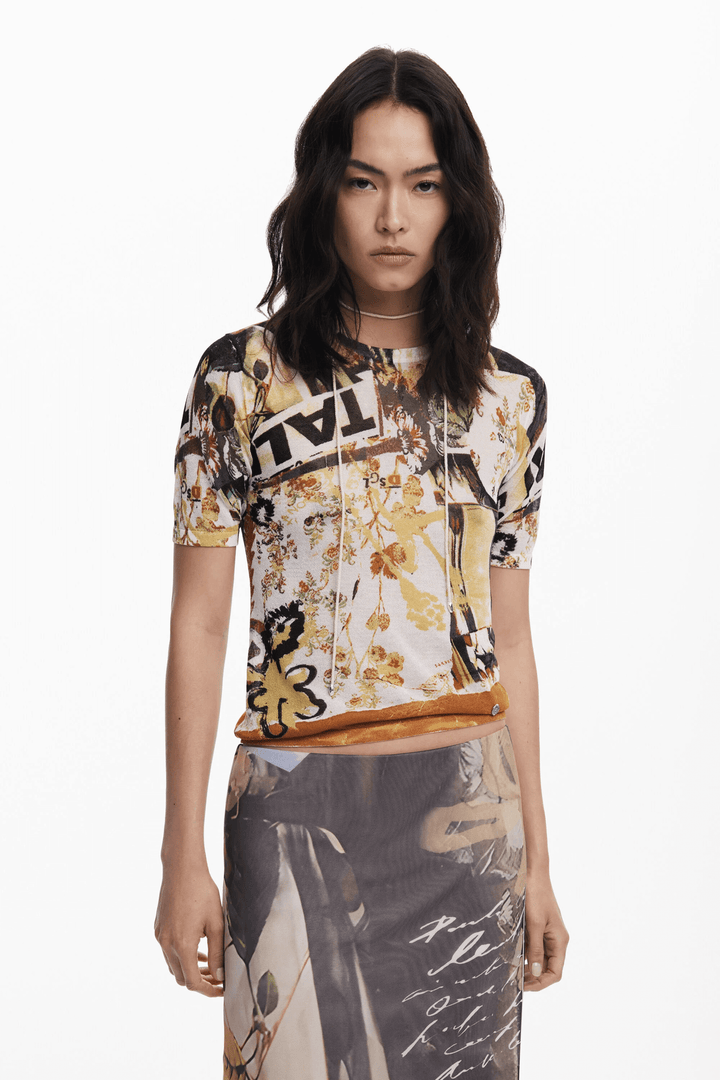 Modèle portant une jupe en tulle collage avec imprimé artistique et t-shirt assorti, jupe longue fluide et taille élastique.