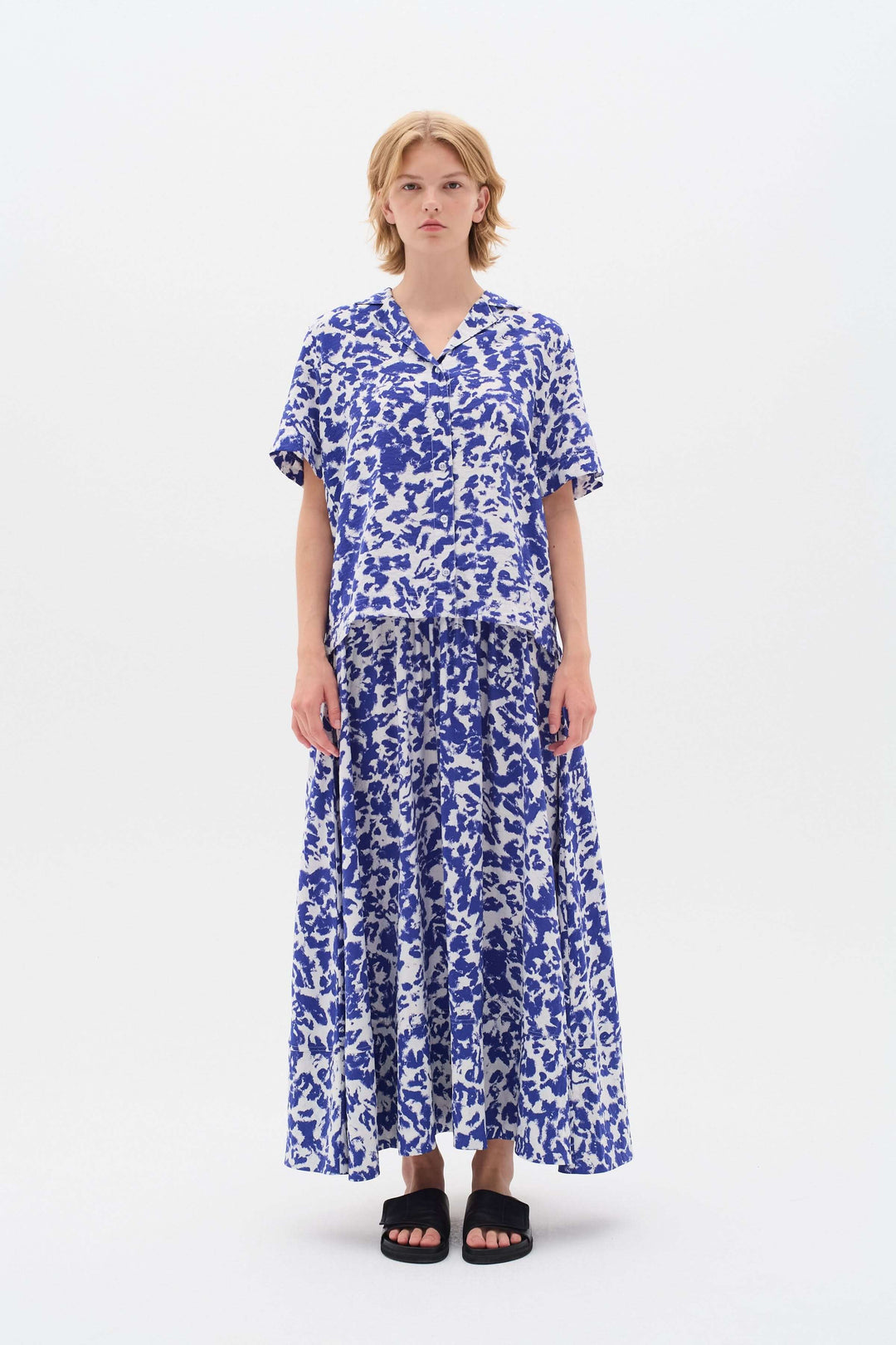 Jupe longue Faye en viscose douce avec imprimé floral bleu, idéale pour un look décontracté et féminin.