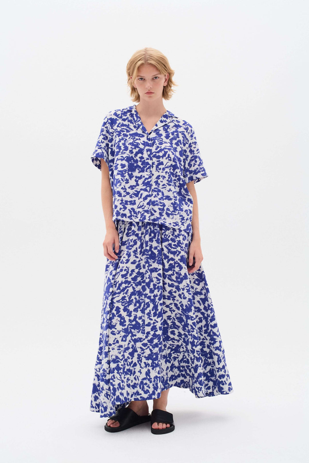 Jupe longue Faye en viscose avec imprimé floral bleu, taille élastique, coupe évasée et poches.
