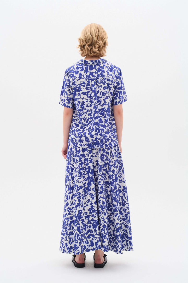 Jupe longue Faye en viscose douce, imprimé floral bleu, coupe légèrement évasée, vue de dos.