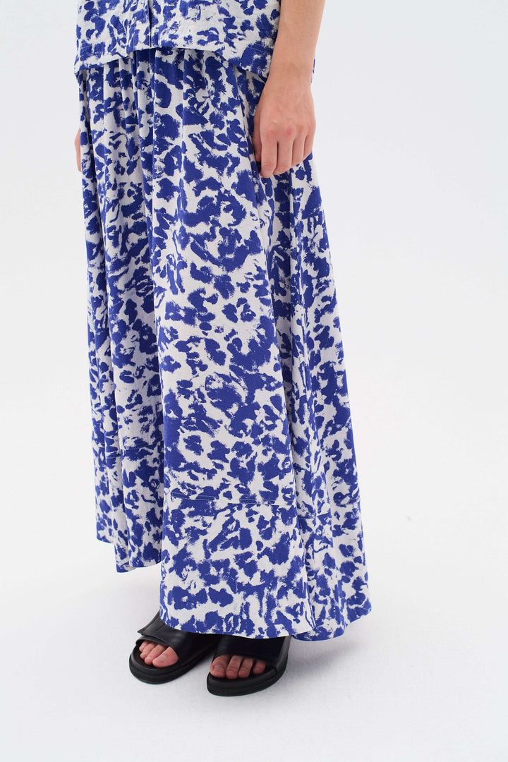 Jupe longue Faye en viscose douce avec imprimé floral bleu. Taille élastique et coupe fluide, idéale pour l'été.
