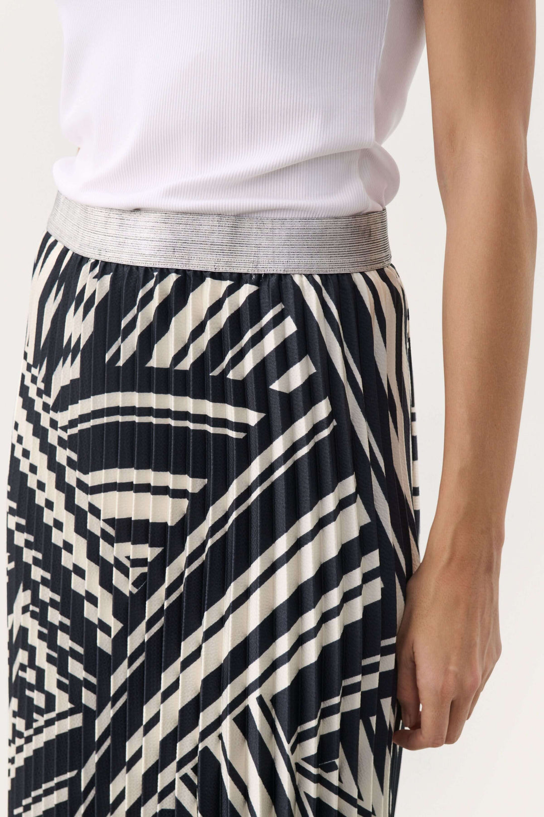 Jupe longue Nisma plissée avec taille élastique et motif graphique en noir et blanc.