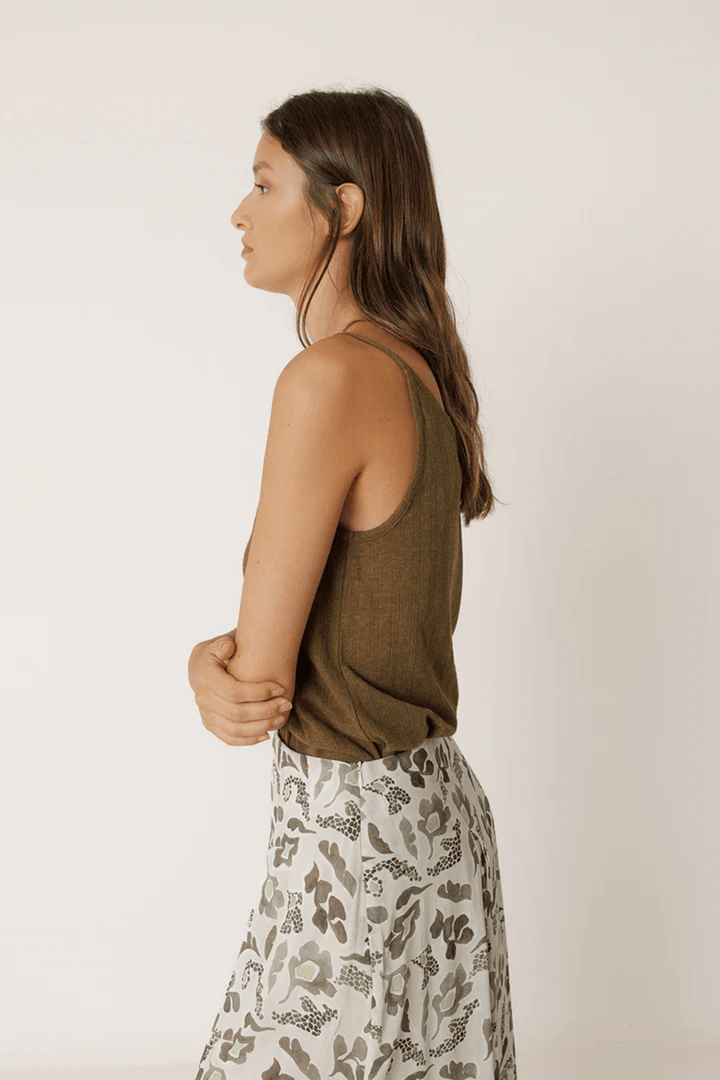 Jupe longue imprimée fluide portée avec haut brun, silhouette élégante et naturelle.
