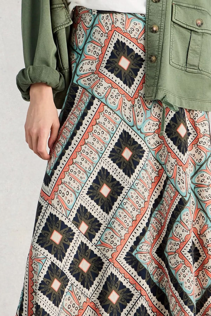 Jupe longue imprimée fluide avec motifs géométriques, tissu léger et coupe évasée, parfaite pour un style estival chic.