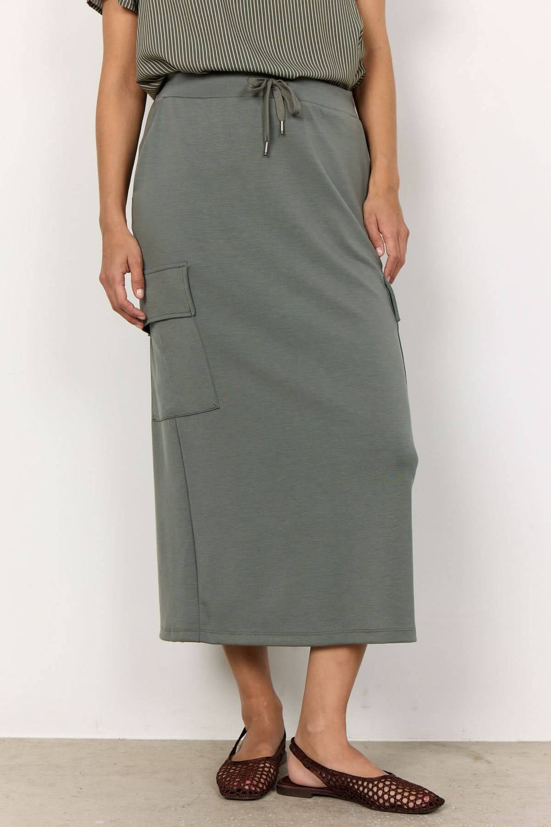 Jupe longue souple en modal, taille élastique, poches latérales, style décontracté, couleur verte, longueur midi.