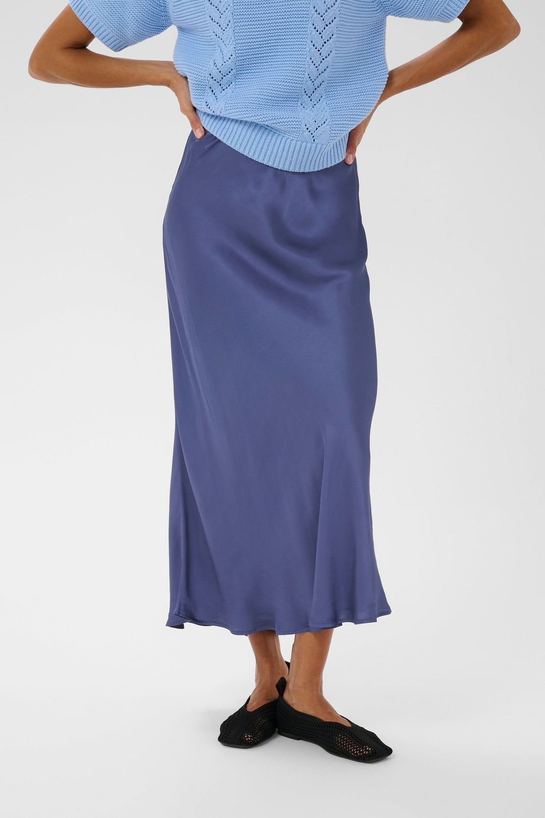 Jupe midi Laurina fluide et satinée, coupe légèrement évasée, couleur bleue élégante, idéale avec un tricot ou blouse habillée.