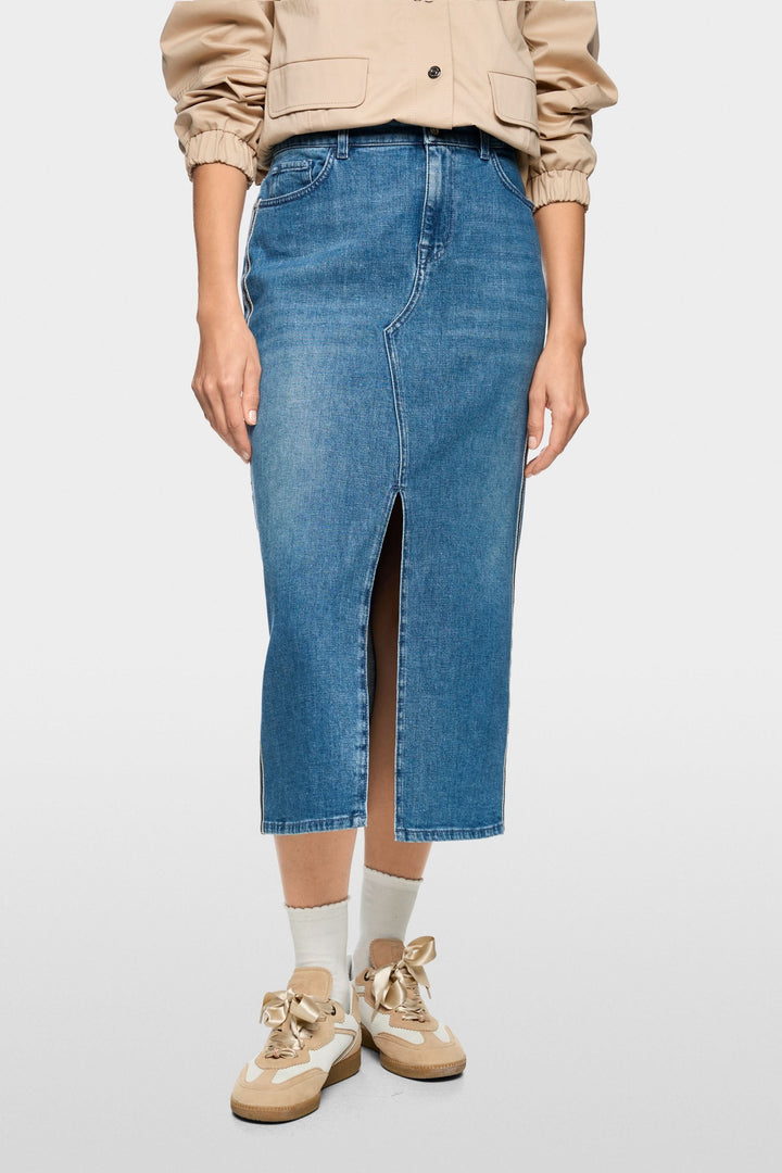 Jupe midi en jean à rayures latérales avec fente centrale, coupe droite ajustée, idéale pour un look moderne et polyvalent.