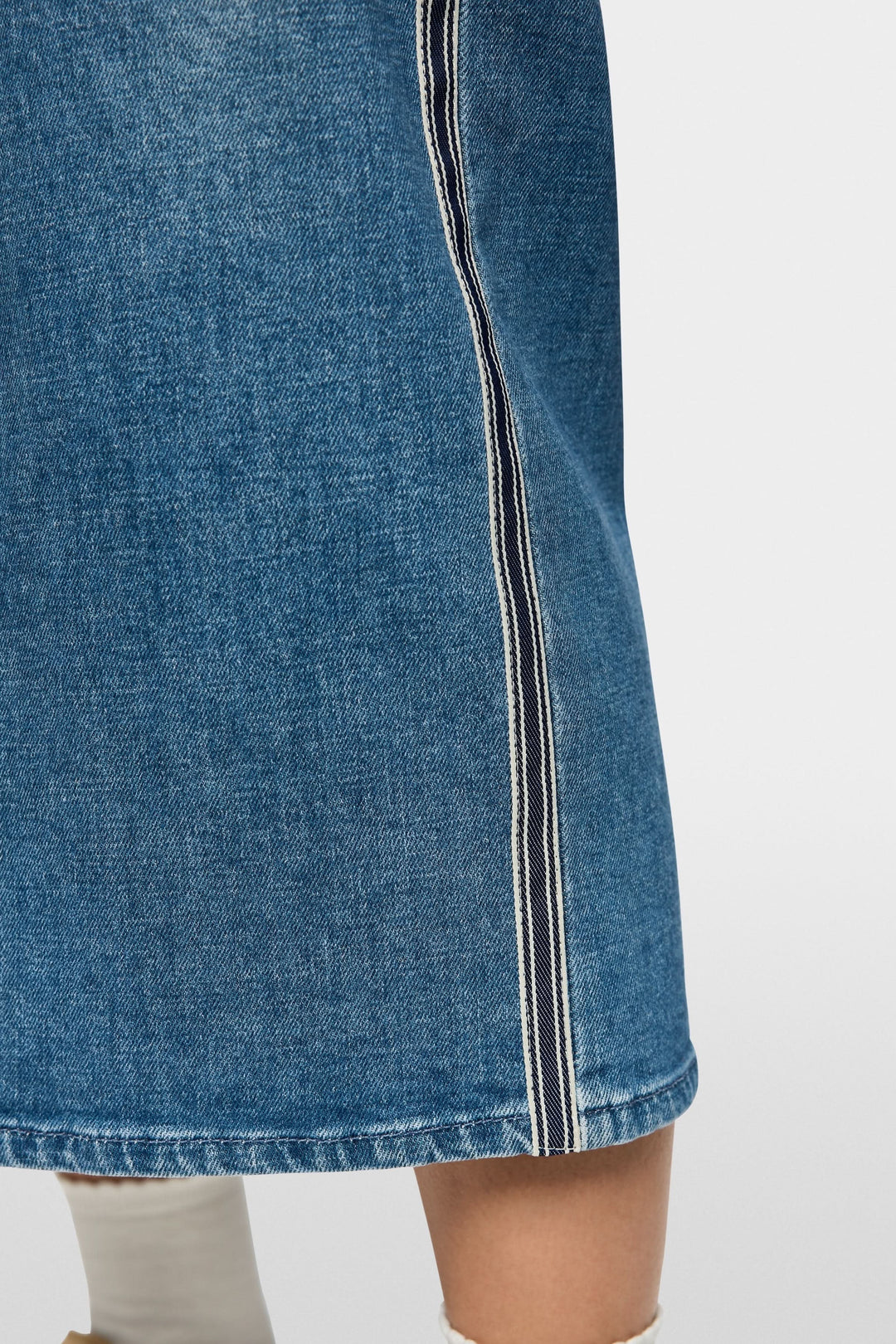 Jupe midi en jean à rayures latérales, détail du tissu en denim avec rayures modernes, coupe droite, fente avant élégante, style décontracté.