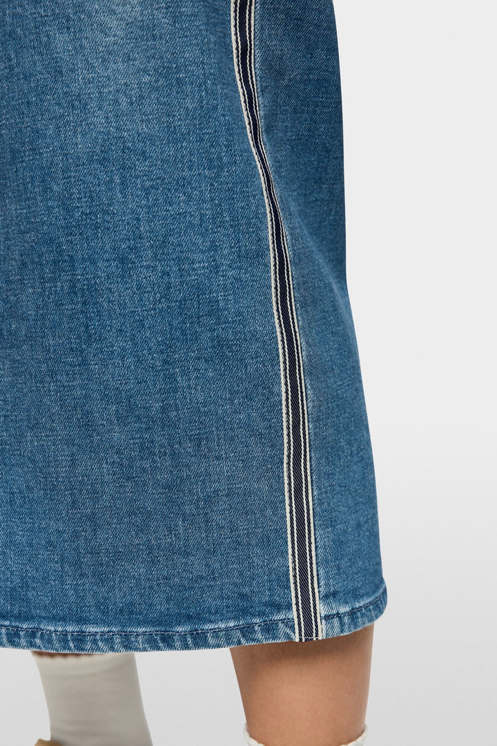 Jupe midi en jean à rayures latérales, détail du tissu en denim avec rayures modernes, coupe droite, fente avant élégante, style décontracté.