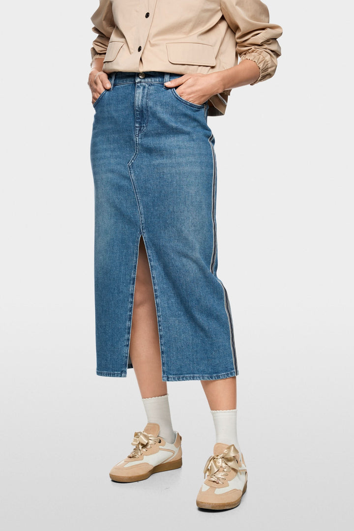 Jupe midi en jean à rayures latérales, coupe droite avec fente avant, portée avec tenue décontractée, idéal pour un style moderne.
