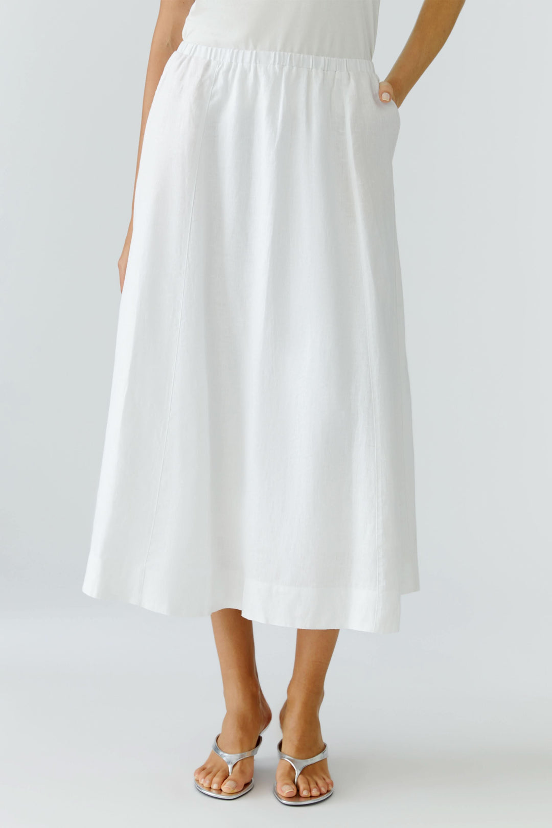 Jupe midi fluide blanche avec taille élastique et coupe fluide, offrant confort et élégance pour un style féminin quotidien.