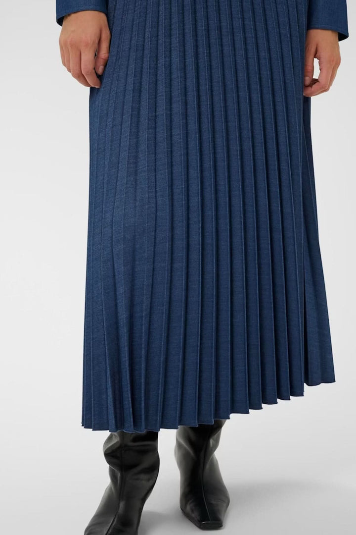 Jupe midi plissée Cherrie en tissu denim, élégante et fluide, avec plis réguliers, parfaite pour toutes occasions.