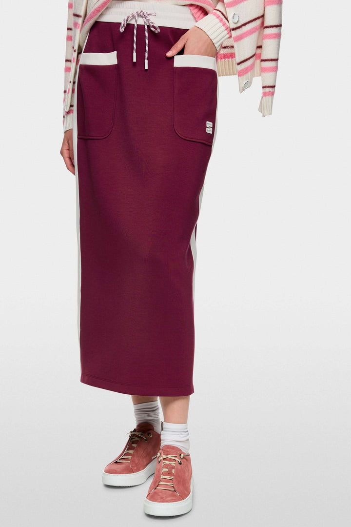 Jupe midi sportive avec taille élastiquée, poches et bandes contrastées, fente au dos pour confort.