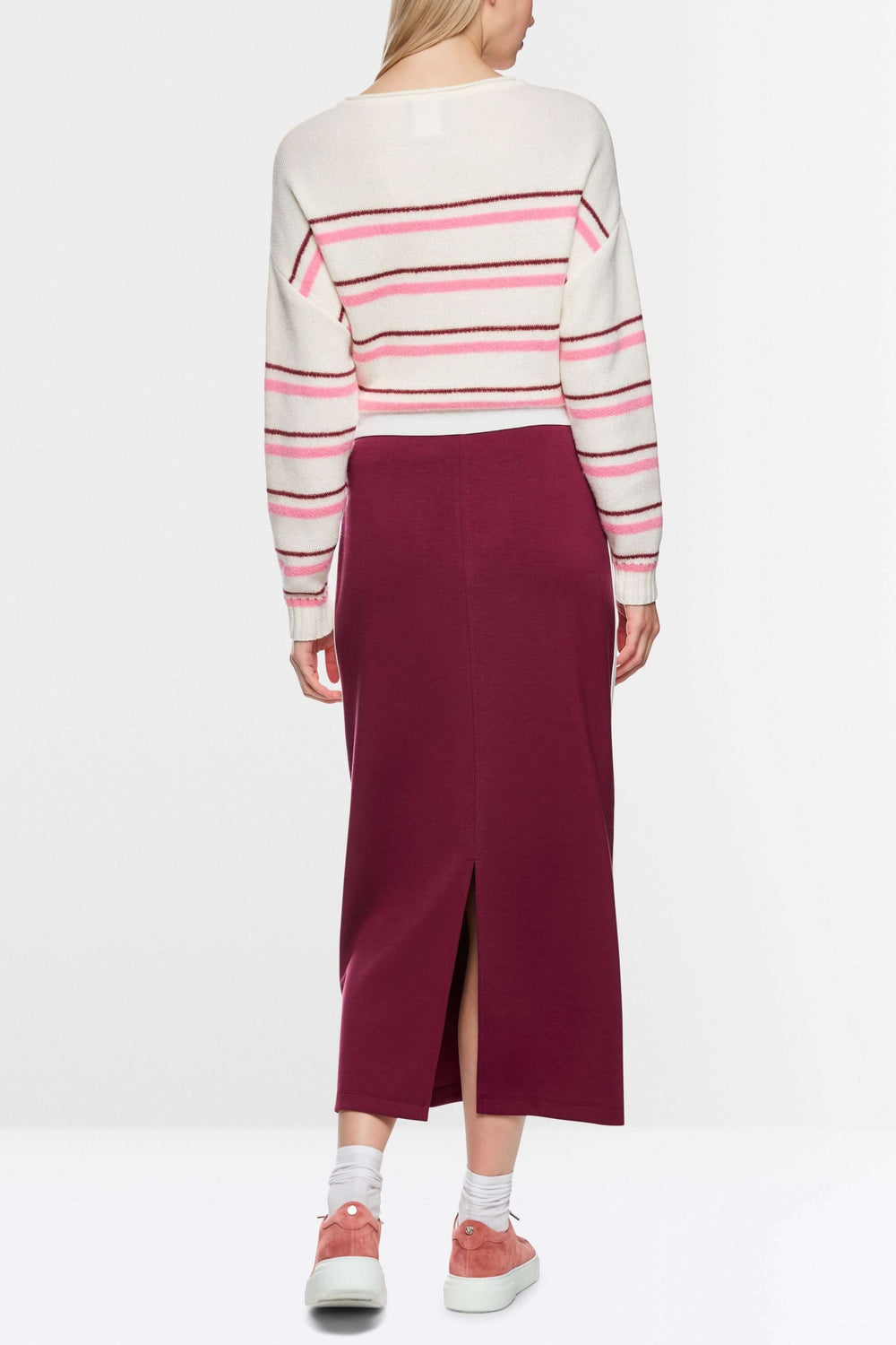 Jupe midi sportive bordeaux avec fente arrière, taille élastiquée et cordon, bandes contrastées, poches et logo Marc Cain Sports.