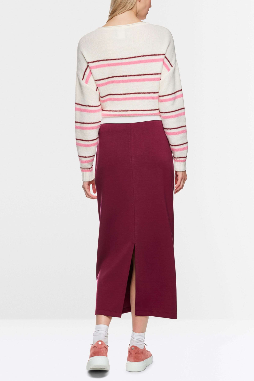 Jupe midi sportive bordeaux avec fente arrière, taille élastiquée et cordon, bandes contrastées, poches et logo Marc Cain Sports.