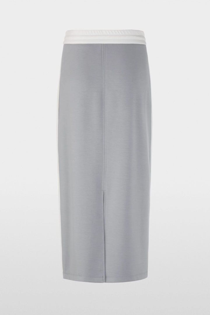 Jupe midi sportive grise avec taille élastiquée, bandes contrastées, poches, et fente arrière pour confort et style.