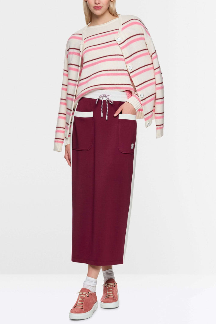 Jupe midi sportive avec taille élastiquée, cordon de serrage, bandes contrastées et poches. Confort et style pour un look moderne.