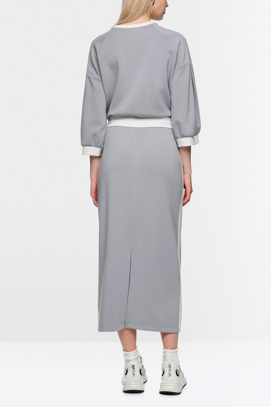 Jupe midi sportive avec taille élastiquée, cordon de serrage et fente arrière. Détails contrastés et logo Marc Cain Sports visible.