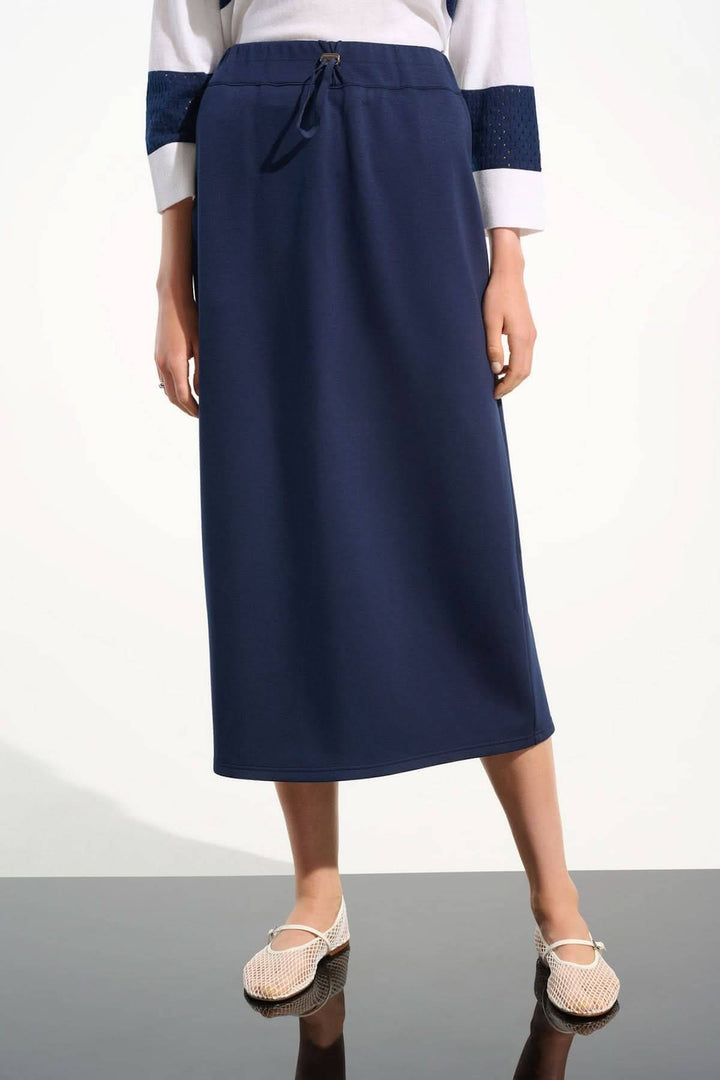 Jupe midi à taille coulissante bleue avec taille élastique et cordon, parfait pour un look décontracté et moderne, mi-mollet.