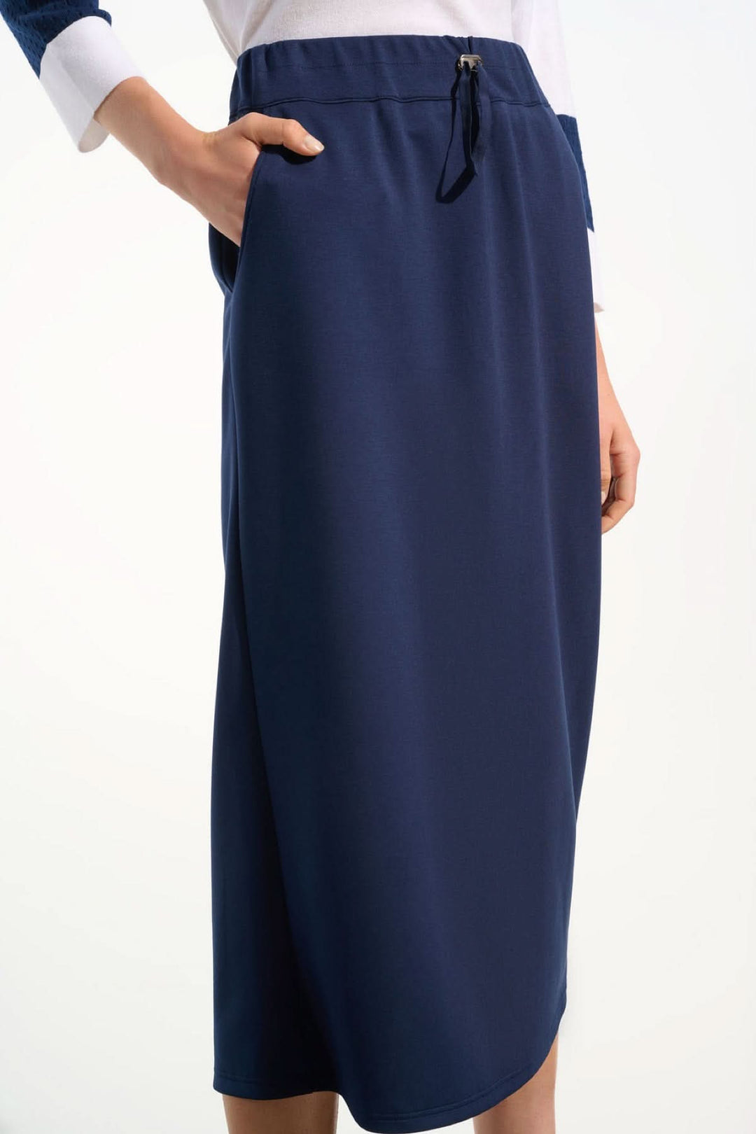 Jupe midi à taille coulissante avec coupe droite et allure décontractée, élastique et cordon pour confort optimal, mi-mollet élégante.