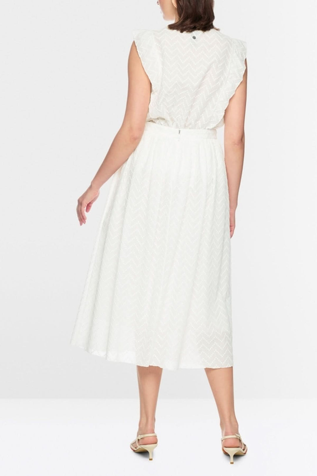 Jupe midi texturée plissée blanche à taille définie, vue arrière, avec fermeture éclair discrète et silhouette fluide et élégante.
