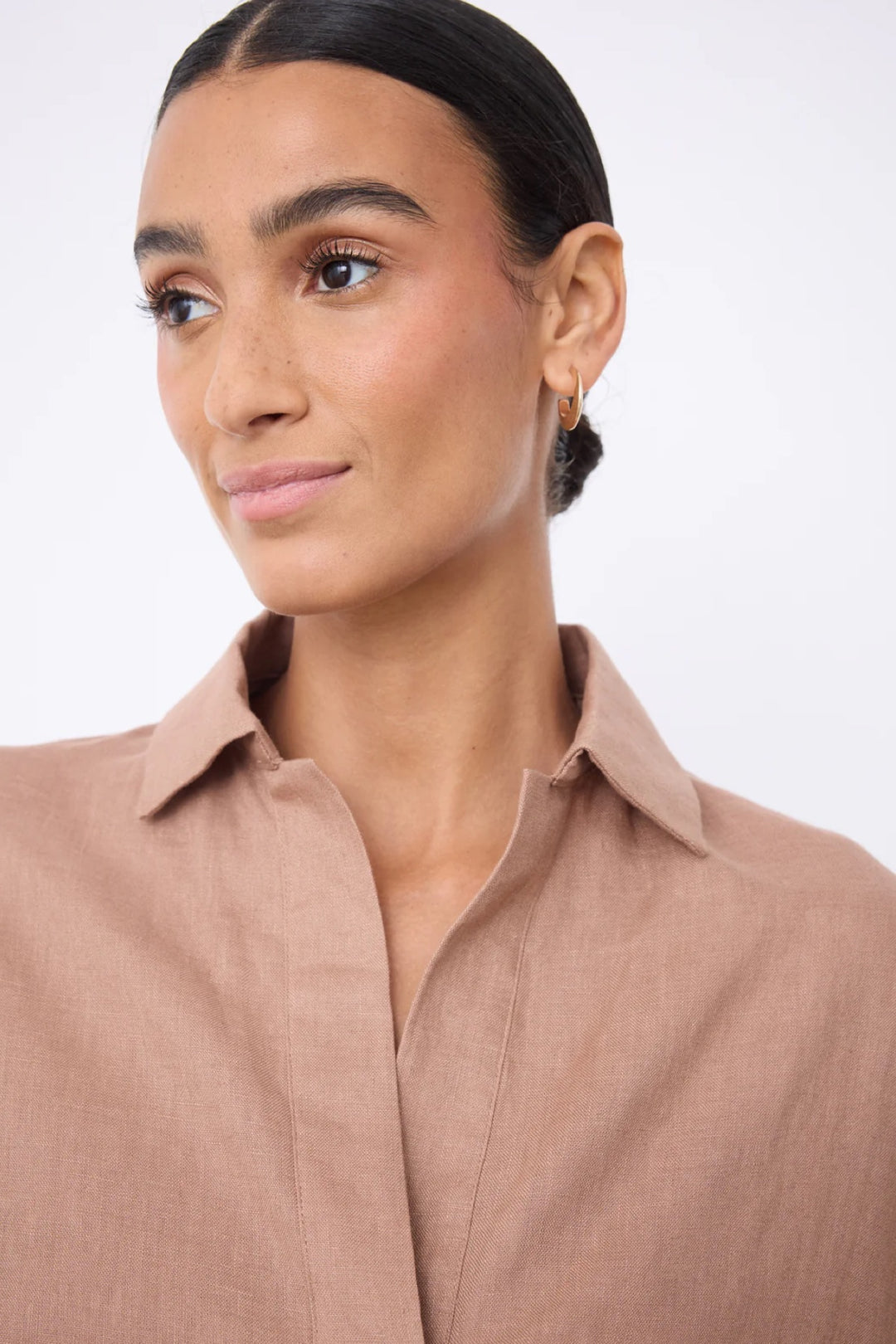 Blouse courte en lin à col ouvert avec mannequin. Détail du col chemise ouvert et encolure en V. Look élégant et décontracté.