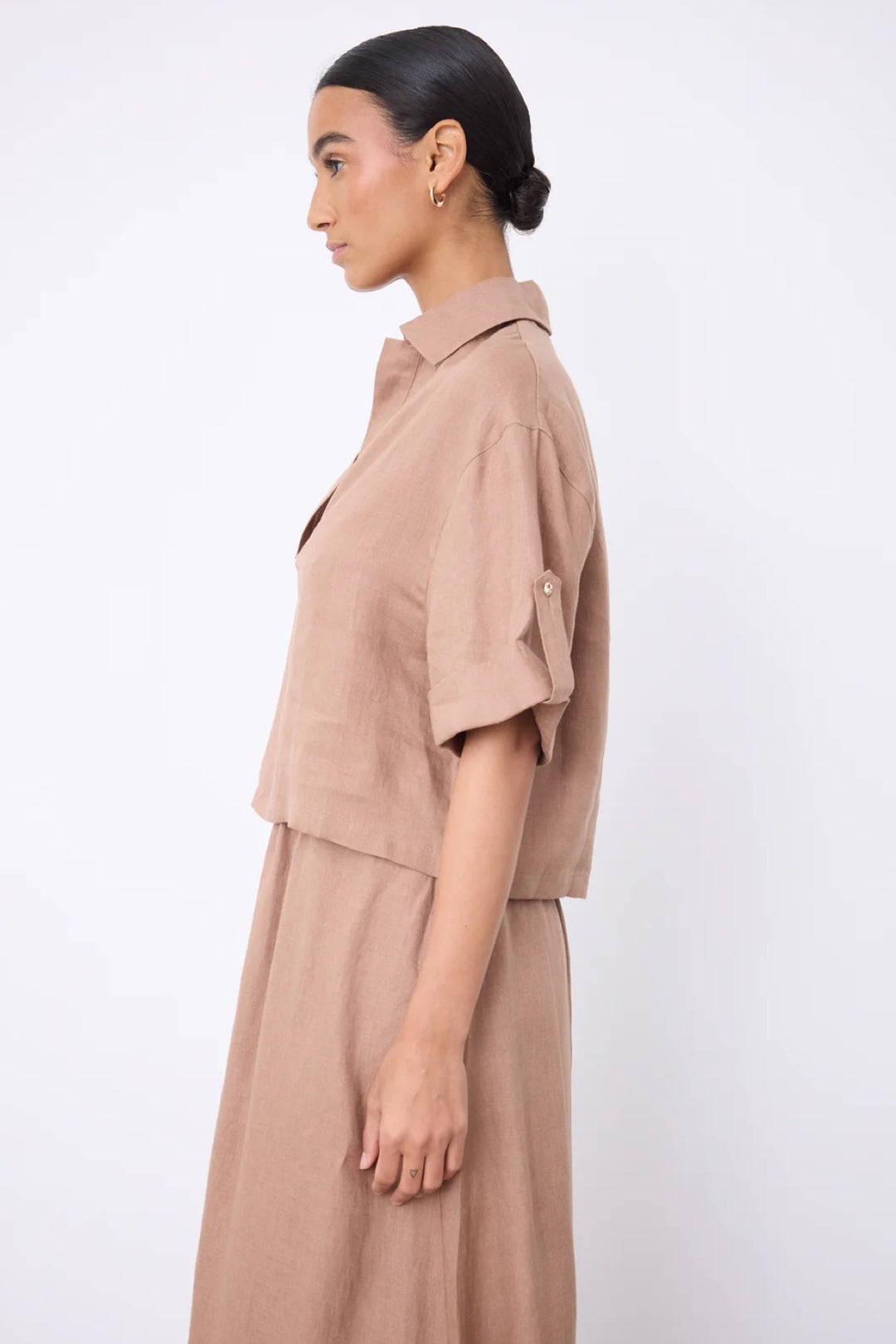 Blouse courte en lin à col ouvert vue de côté, manches courtes, tissu léger et respirant, idéale pour l'été.