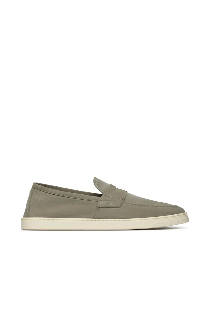 Loafer Otto Malaga en suède élégante, silhouette minimaliste et ligne épurée, pour un style à la fois décontracté et habillé.