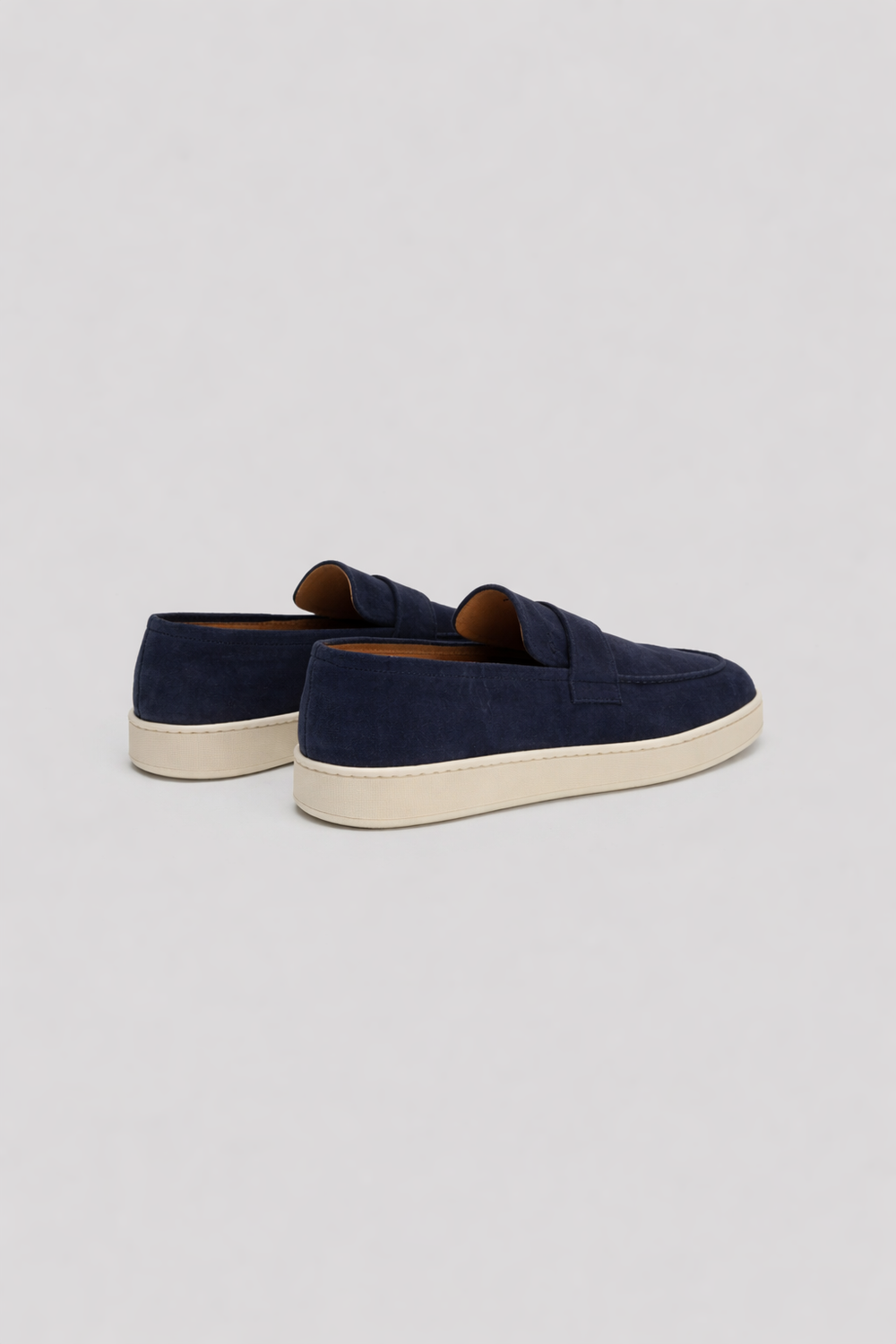 Loafer en suède Walter avec silhouette contemporaine, confectionnée en Italie, sur fond blanc. Idéal pour un style élégant et confortable.