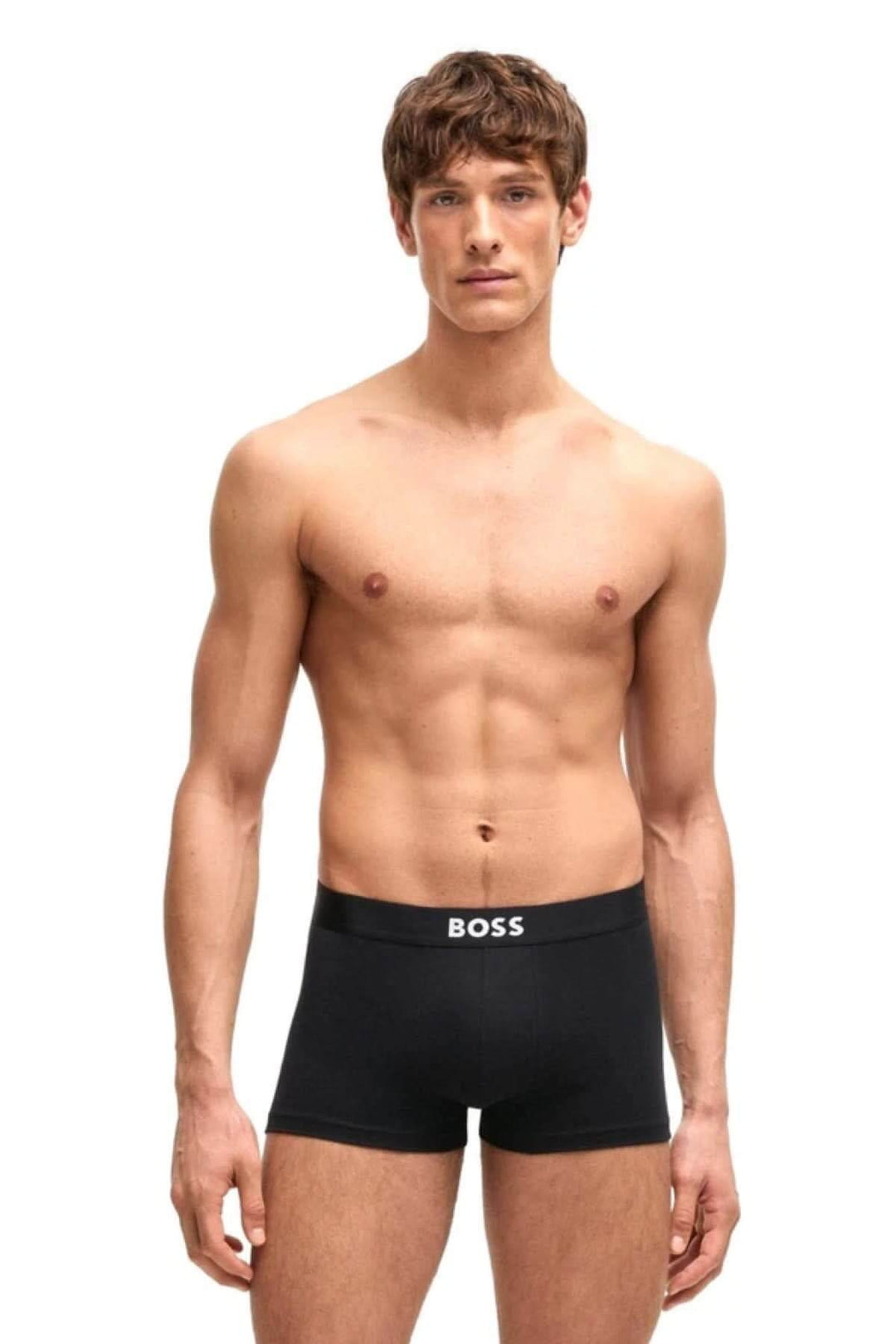 Homme en boxers courts BOSS, confort et élégance avec ceinture élastique logo, style moderne.