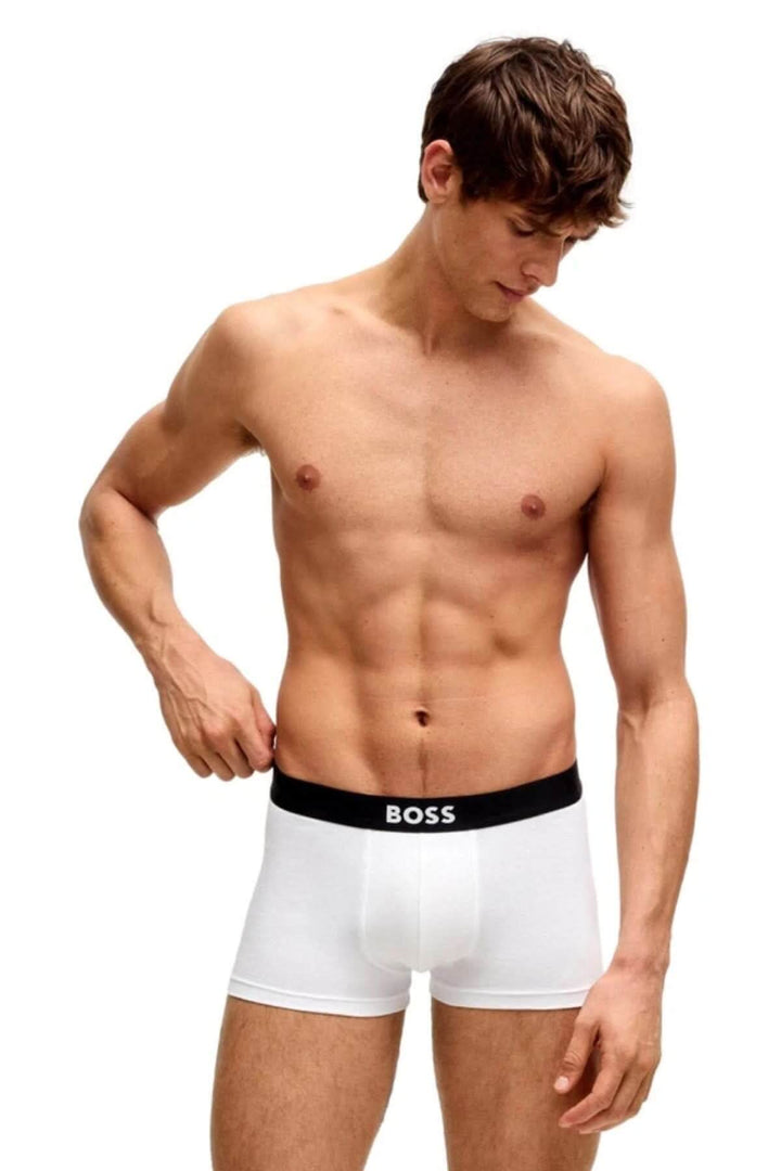 Homme portant un boxer court blanc BOSS avec ceinture noire, affichant confort et style moderne.