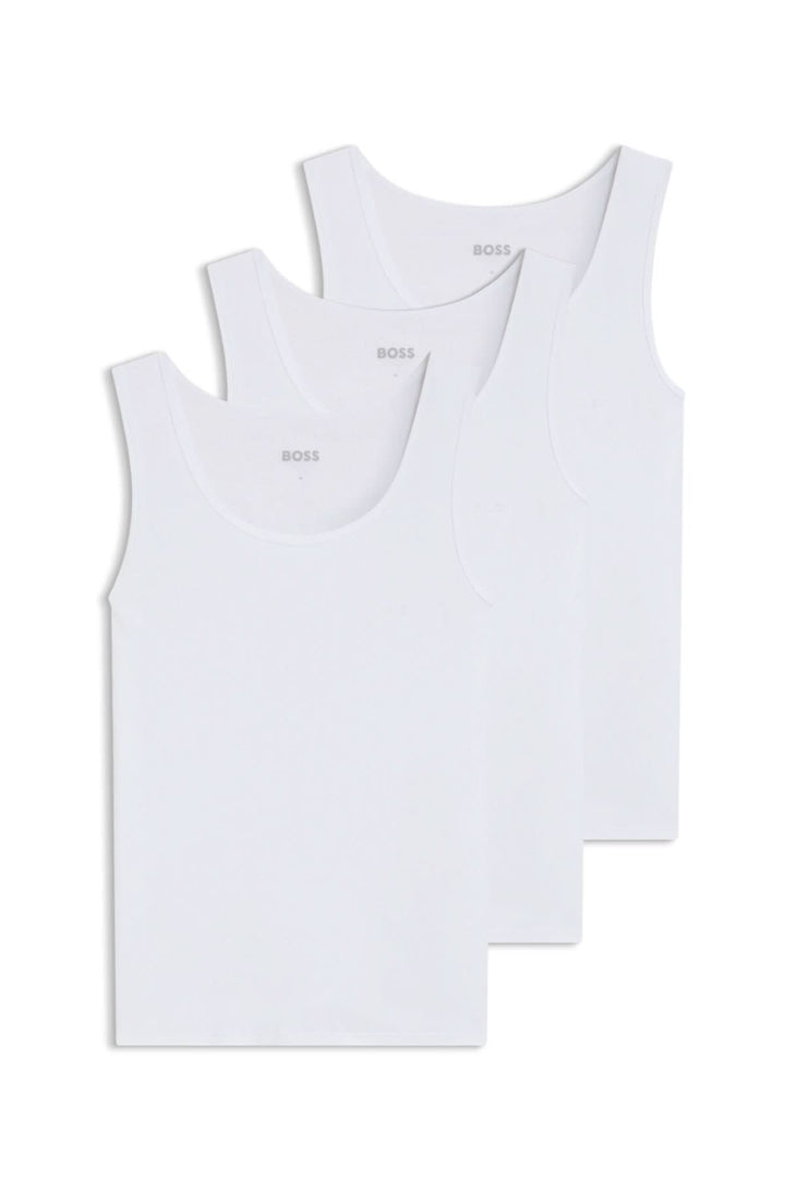 Lot de trois débardeurs blancs BOSS en coton doux, au design épuré et à la coupe ajustée.