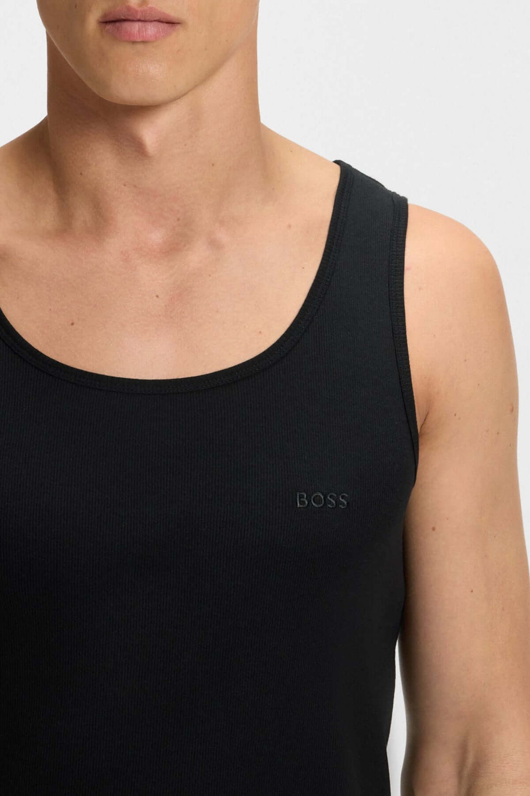 Débardeur noir BOSS en coton doux, coupe ajustée, avec logo discret, idéal pour le confort quotidien.