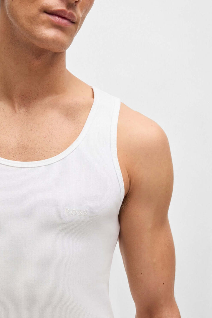 Débardeur BOSS blanc, en coton doux, coupe ajustée, offrant confort et liberté de mouvement.