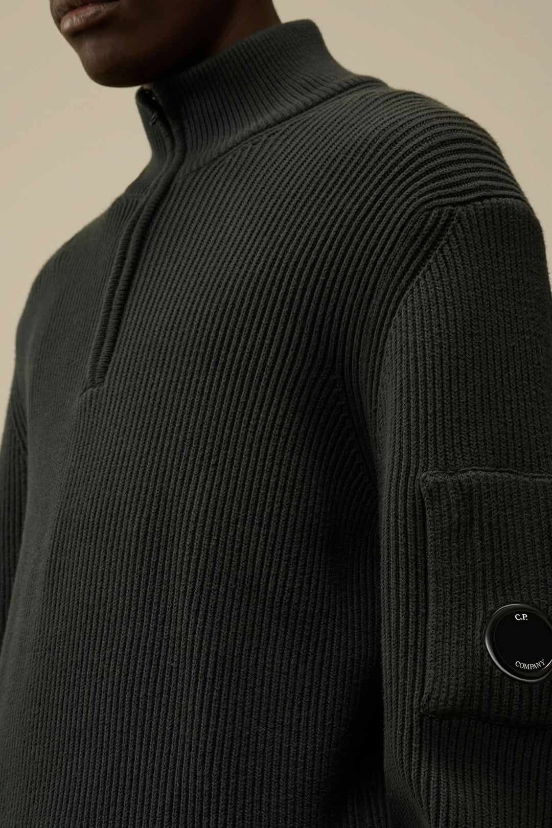 Pull en tricot côtelé demi-zip en coton et nylon avec détail de lentille, couleur vert foncé.